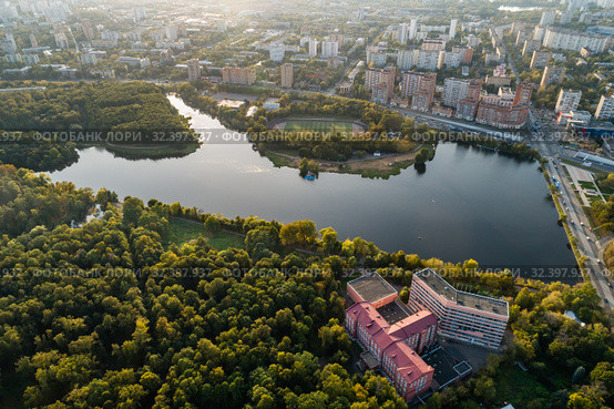 Москва, вид сверху на Тимирязевский парк и Большой Садовый пруд (2019 год). Стоковое фото, фотограф glokaya_kuzdra / Фотобанк Лори