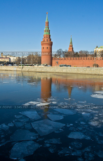 Москва, Водовзводная (Свиблова) башня Кремля, весна (2012 год). Редакционное фото, фотограф ИВА Афонская / Фотобанк Лори