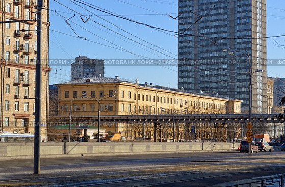 Москва. Волоколамское шоссе. Вид на дом 4 корпус 5 (Пятый корпус МАИ) и дом 2 (здание института "Гидропроект") (2016 год). Стоковое фото, фотограф Александр Замараев / Фотобанк Лори