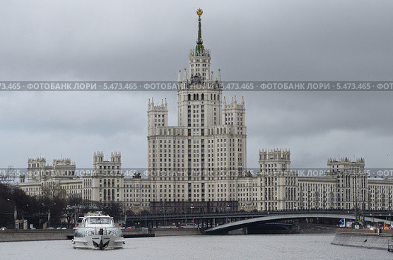 Москва, высотный дом на Котельнической набережной в пасмурную, дождливую погоду (2014 год). Стоковое фото, фотограф Овчинникова Ирина / Фотобанк Лори