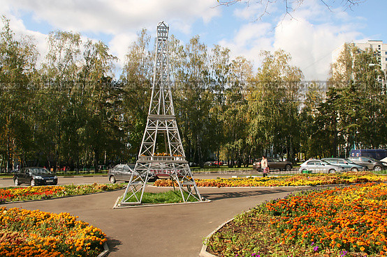 Москва, Ясенево. Эйфелева башня на улице Инессы Арманд (2012 год). Редакционное фото, фотограф Щеголева Ольга / Фотобанк Лори