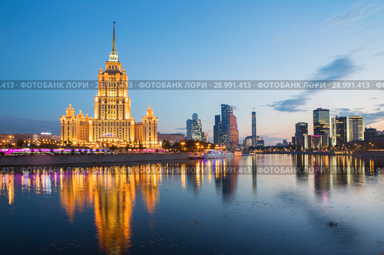Москва.Вид на гостиницу «Рэдиссон Ройал, Москва» (ранее гостиница "Украина" (2018 год). Редакционное фото, фотограф Литвяк Игорь / Фотобанк Лори