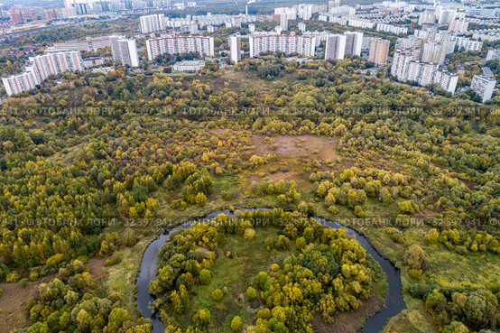 Москва,вид сверху на район Южное Тушино и  Природно-исторический парк "Тушинский", "Сходненский ковш" (2019 год). Стоковое фото, фотограф glokaya_kuzdra / Фотобанк Лори