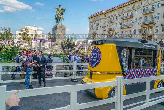 Москвичи и гости столицы на Тверской улице во время праздника Дня города. Демонстрация беспилотного микроавтобуса (2017 год). Редакционное фото, фотограф Виктор Тараканов / Фотобанк Лори