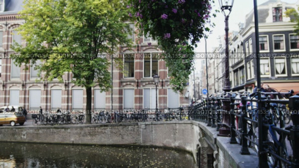Мост через канал в Амстердаме, Amstel, Голландия, Нидерланды. Стоковое видео, видеограф Константин Шишкин / Фотобанк Лори