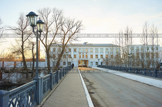 Мост через реку Иж и проходная предприятия Ижсталь компании Мечел в городе Ижевске. Bridge over the Izh River and the checkpoint of the Izhstal plant of the Mechel company in the city of Izhevsk. Редакционное фото, фотограф Юрий Карачев / Фотобанк Лори