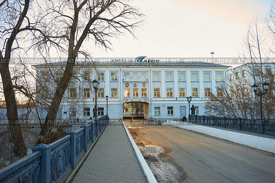 Мост через реку Иж и проходная предприятия Ижсталь компании Мечел в городе Ижевске. Bridge over the Izh River and the checkpoint of the Izhstal plant of the Mechel company in the city of Izhevsk. Редакционное фото, фотограф Юрий Карачев / Фотобанк Лори