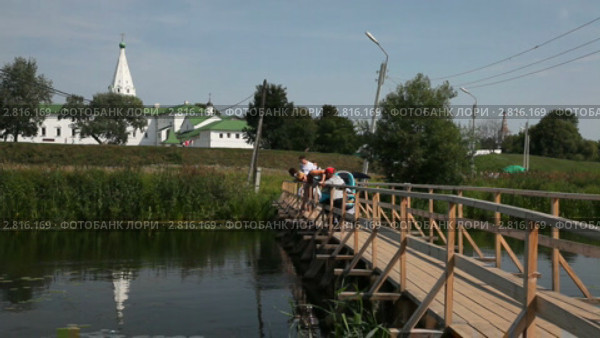 Мост через реку Каменка в Суздале (2011 год). Редакционное видео, видеограф Кирилл Трифонов / Фотобанк Лори