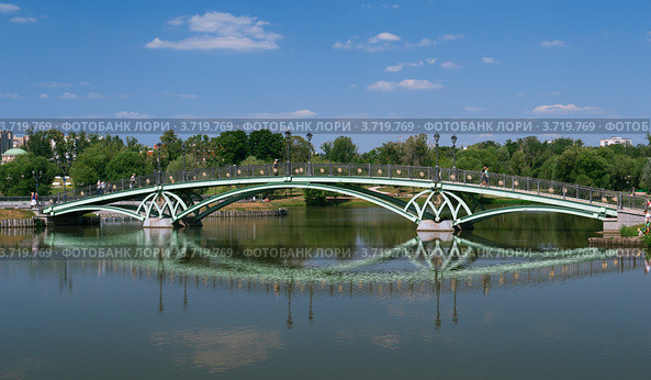 Мост через Средний пруд, Царицыно (2012 год). Редакционное фото, фотограф Алексей Голованов / Фотобанк Лори