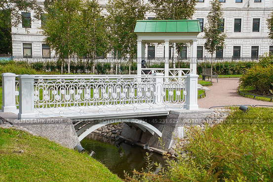 Мостик через канавку. Усадьба Г.Д. Державина. Санкт-Петербург (2014 год). Редакционное фото, фотограф Александр Щепин / Фотобанк Лори