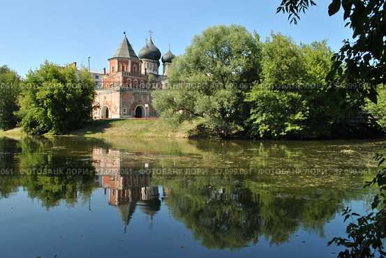 Мостовая башня (1671–1679). Собор Покрова Пресвятой Богородицы. Московский музей-заповедник — усадьба «Измайлово». Серебряно-Виноградный пруд. Город Москва (2012 год). Редакционное фото, фотограф lana1501 / Фотобанк Лори