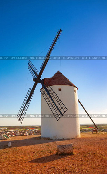 Mota del Cuervo windmills in Cuenca at Castile la Mancha of spain. Стоковое фото, агентство Ingram Publishing / Фотобанк Лори