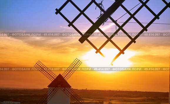 Mota del Cuervo windmills in Cuenca at Castile la Mancha of spain. Стоковое фото, агентство Ingram Publishing / Фотобанк Лори