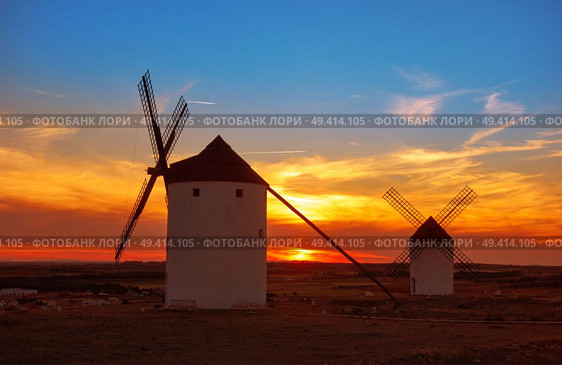 Mota del Cuervo windmills in Cuenca at Castile la Mancha of spain. Стоковое фото, агентство Ingram Publishing / Фотобанк Лори
