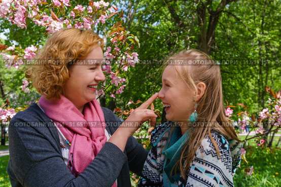 Mother and daughter are talking and laughing in the park. Стоковое фото, фотограф Евгений Харитонов / Фотобанк Лори