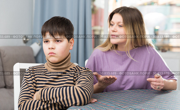 Mother and offended son arguing in domestic interior. Стоковое фото, фотограф Яков Филимонов / Фотобанк Лори