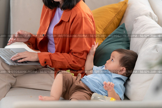 Mother and son play together after dad comes home from work. Стоковое фото, агентство Ingram Publishing / Фотобанк Лори