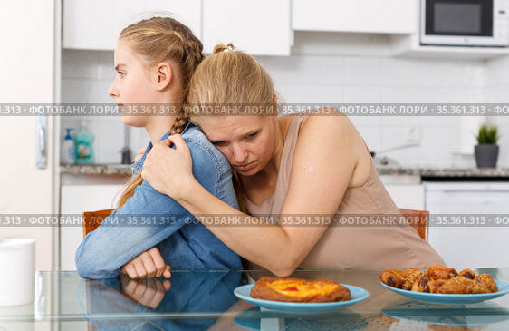 Mother apologizing to her teenage daughter. Стоковое фото, фотограф Яков Филимонов / Фотобанк Лори
