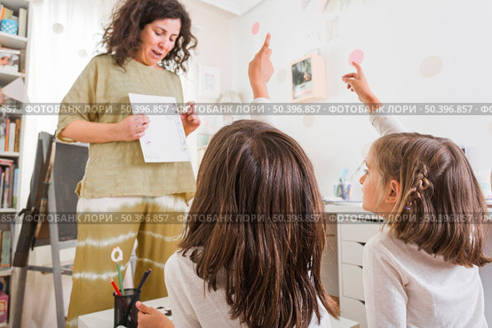mother asking girls question answer. Стоковое фото, агентство Ingram Publishing / Фотобанк Лори
