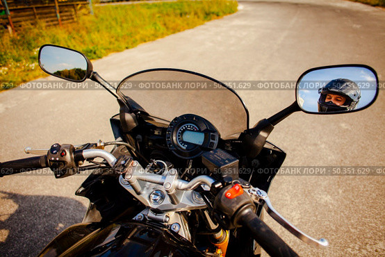 motorbike grips with rearview mirrors view biker. Стоковое фото, агентство Ingram Publishing / Фотобанк Лори