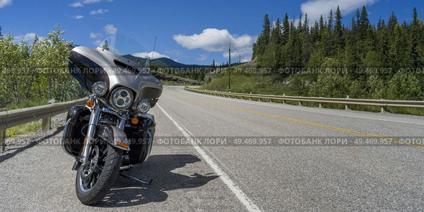 Motorcycle parked at roadside, David Thompson Highway, Clearwater County, Alberta, Canada. Стоковое фото, агентство Ingram Publishing / Фотобанк Лори