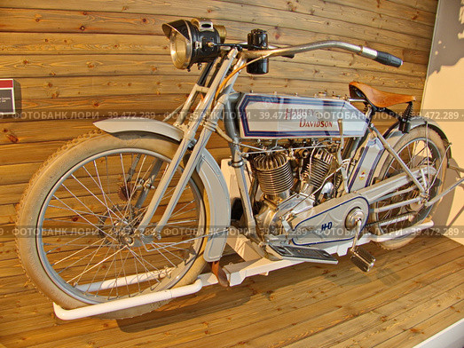 Мотоцикл Harley-Davidson 10E, 1914 г., 4-тактный, 2-цилиндровый, 989 см3, 8,6 л.с., США. Мотоцикл оснащен Step-Starter, позволяющим заводить двигатель одним движением. Мотоциклы этой модели поставлялись в Российскую Империю. Музей автомобильной техники. Верхняя Пышма, Россия, октябрь 2022. Редакционное фото, фотограф Сергей Елизарьев / Фотобанк Лори