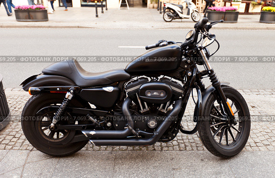 Мотоцикл Харли-Дэвидсон XL1200 Nightster на улице в Варшаве, Польша (2014 год). Редакционное фото, фотограф Иван Марчук / Фотобанк Лори
