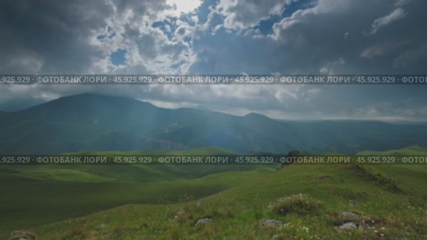 Mountain landscape with sun rays. Стоковое видео, видеограф Михаил Коханчиков / Фотобанк Лори