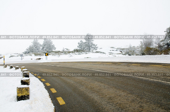 Mountain road with white snow. Стоковое фото, агентство Ingram Publishing / Фотобанк Лори