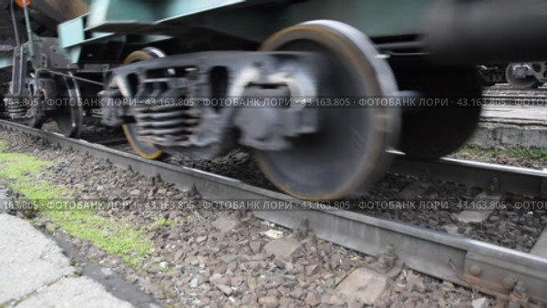 Movement of a freight train. Tanks on rails. Wheels of the train. Стоковое видео, видеограф Леонид Еремейчук / Фотобанк Лори