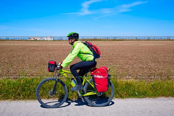 MTB Biker Bicycle touring with pannier racks and saddlebag. Стоковое фото, агентство Ingram Publishing / Фотобанк Лори