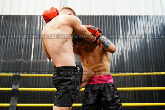 Muay Thai, The martial art of Thailand, The power of a knee into the opponent’s abdomen causing the opponent to have colic, tightness in the stomach and lose by knockout. Стоковое фото, агентство Ingram Publishing / Фотобанк Лори