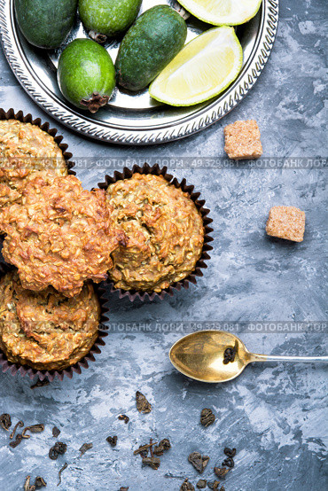muffin with feijoa. muffins with a taste of ripe feijoa to tea drinking. Стоковое фото, агентство Ingram Publishing / Фотобанк Лори