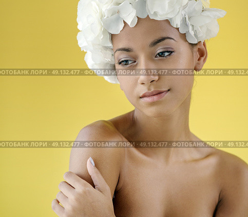 Mulatto woman wearing a white chaplet. Стоковое фото, агентство Ingram Publishing / Фотобанк Лори