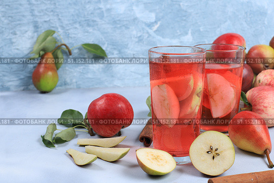 Mulled wine from Apple cider autumn drink . The concept of diet and weight loss. Apples help to cleanse the body and reduce weight. Healthy nutrition, detoxification of the body. Стоковое фото, фотограф Светлана Балынь / Фотобанк Лори