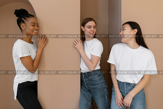 multicultural women smiling. Стоковое фото, агентство Ingram Publishing / Фотобанк Лори