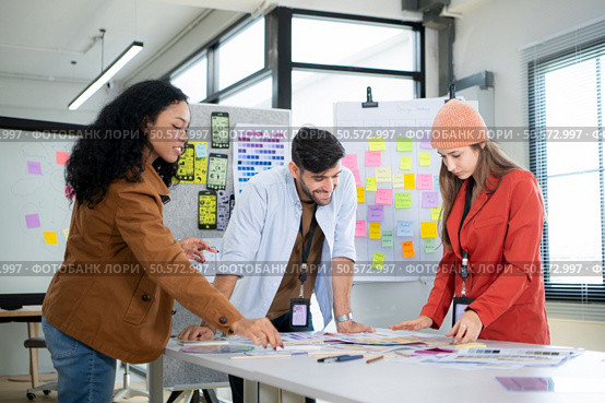 Multiethnic young business people working together in modern office, Collaborate to designing an application for use on the internet network. Стоковое фото, агентство Ingram Publishing / Фотобанк Лори