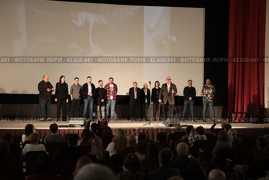 Мурад Ибрагимбеков и команда создателей фильма на сцене Дома Кино (2024 год). Редакционное фото, фотограф Дмитрий Неумоин / Фотобанк Лори
