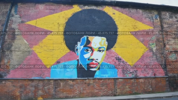 Mural of George Floyd in the Northern Quarter, Manchester. Стоковое видео, видеограф Данил Руденко / Фотобанк Лори