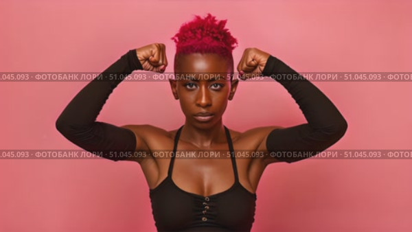 Muscular woman in black attire with red hair flexing her biceps confidently against a vibrant pink backdrop. Стоковое AI-видео, аниматор Данила Большаков / Фотобанк Лори