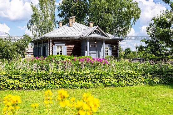 Museum homestead of Generalissimo A. Suvorov near Borovichi in summer sunny day (2022 год). Редакционное фото, фотограф FotograFF / Фотобанк Лори