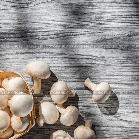 Mushrooms on wooden table, top view image. Стоковое фото, агентство Ingram Publishing / Фотобанк Лори