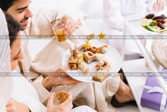 muslim couple celebrating eid al fitr. Стоковое фото, агентство Ingram Publishing / Фотобанк Лори
