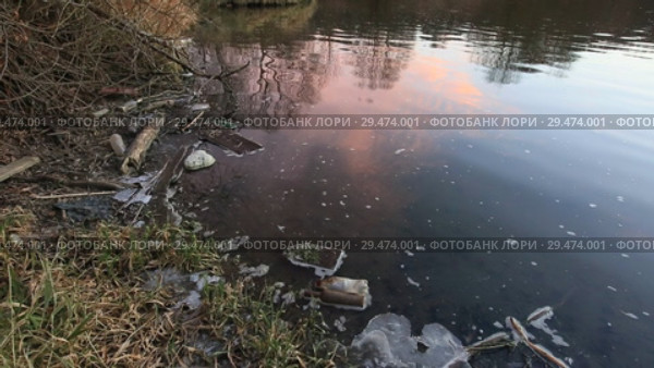 Мусор в воде реки у берега (2018 год). Стоковое видео, видеограф Яна Королёва / Фотобанк Лори
