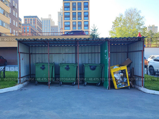 Мусорные баки под навесом. Garbage cans under the canopy. 天篷下的垃圾桶。 Стоковое фото, фотограф Денис Баданин / Фотобанк Лори