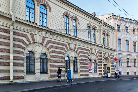 Музей искусства Санкт-Петербурга XX-XXI веков на набережной канала Грибоедова 103. Филиал Центрального выставочного зала «Манеж» (2020 год). Редакционное фото, фотограф Румянцева Наталия / Фотобанк Лори