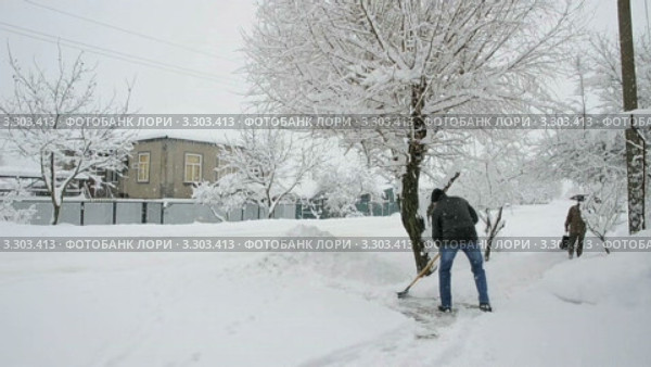 Мужчина чистит тротуар после снегопада. Город Крымск, Краснодарский край. Стоковое видео, видеограф Федор Королевский / Фотобанк Лори