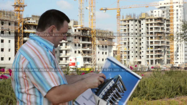 Мужчина доволен предложенным вариантом покупки жилья в строящемся доме. Стоковое видео, видеограф verbaska / Фотобанк Лори