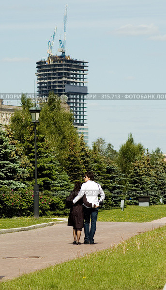 Мужчина и женщина на прогулке в парке (2008 год). Редакционное фото, фотограф Влад Нордвинг / Фотобанк Лори