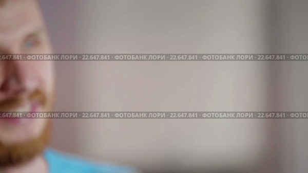 Мужчина издает звук ударяя друг о друга ложки. Стоковое видео, видеограф Илья Насакин / Фотобанк Лори